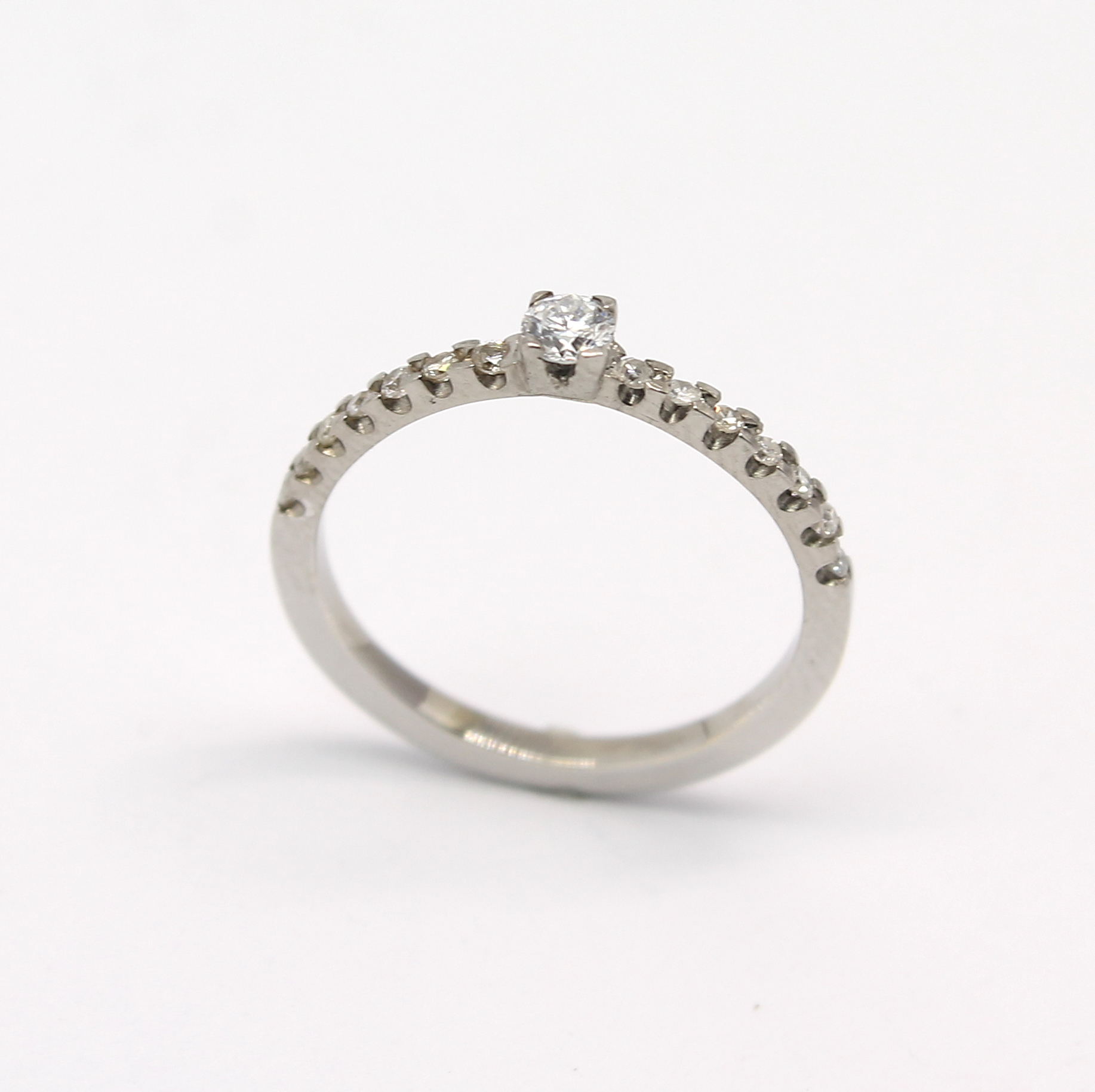 Anel Solitário 38 pontos Ouro Branco 18k 750 (2)