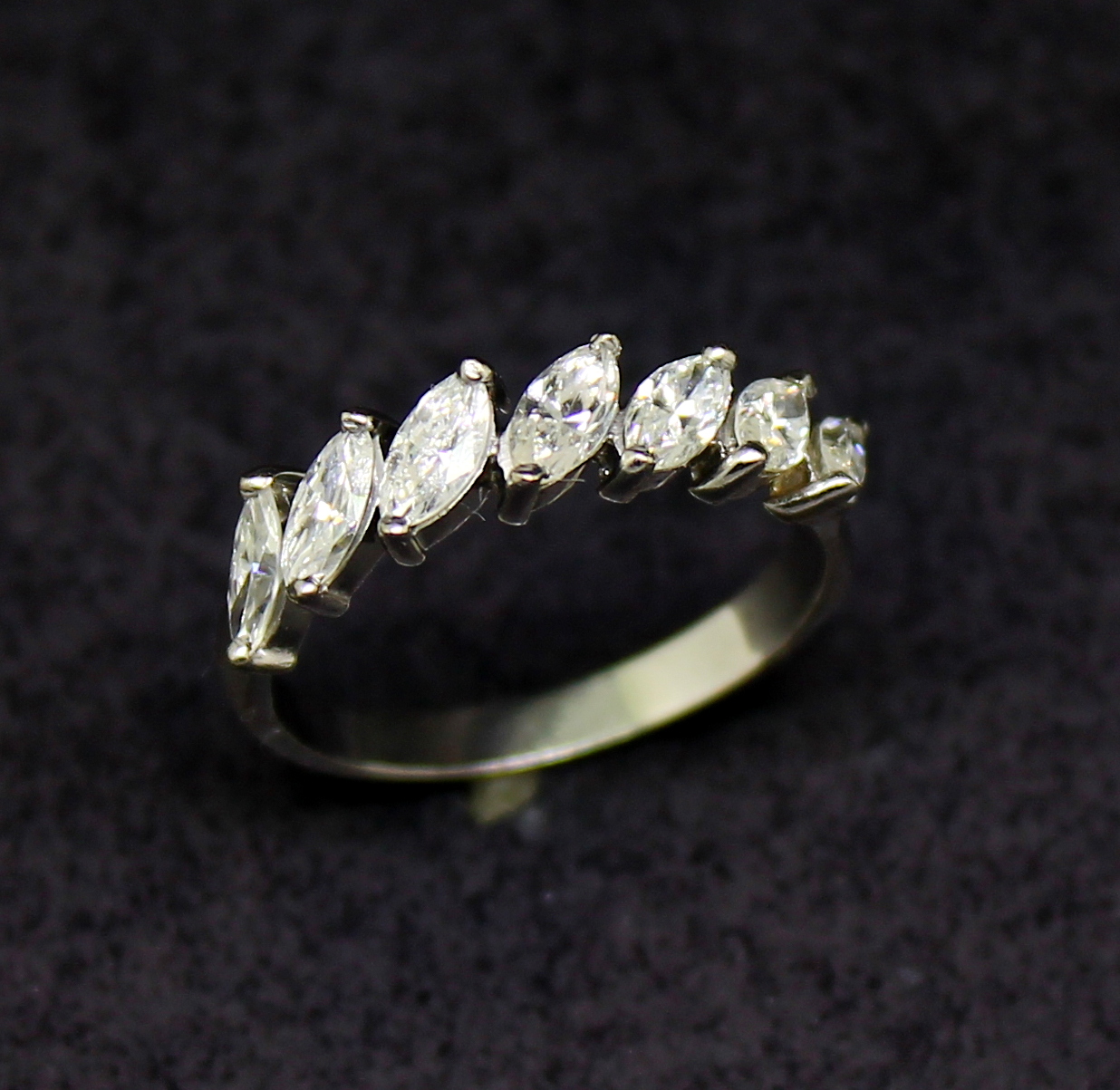 Meia Aliança Diamantes Navete Ouro Branco 18k 750 (11)